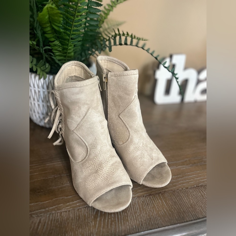 Coconuts By Matisse Size 8 Arlo Cream Faux Suede … - image 2